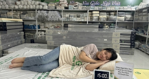 Đừng Ngại Nằm Thử 15 Phút Tại Cửa Hàng: Mẹo Test Nệm Từ Chuyên Gia 
